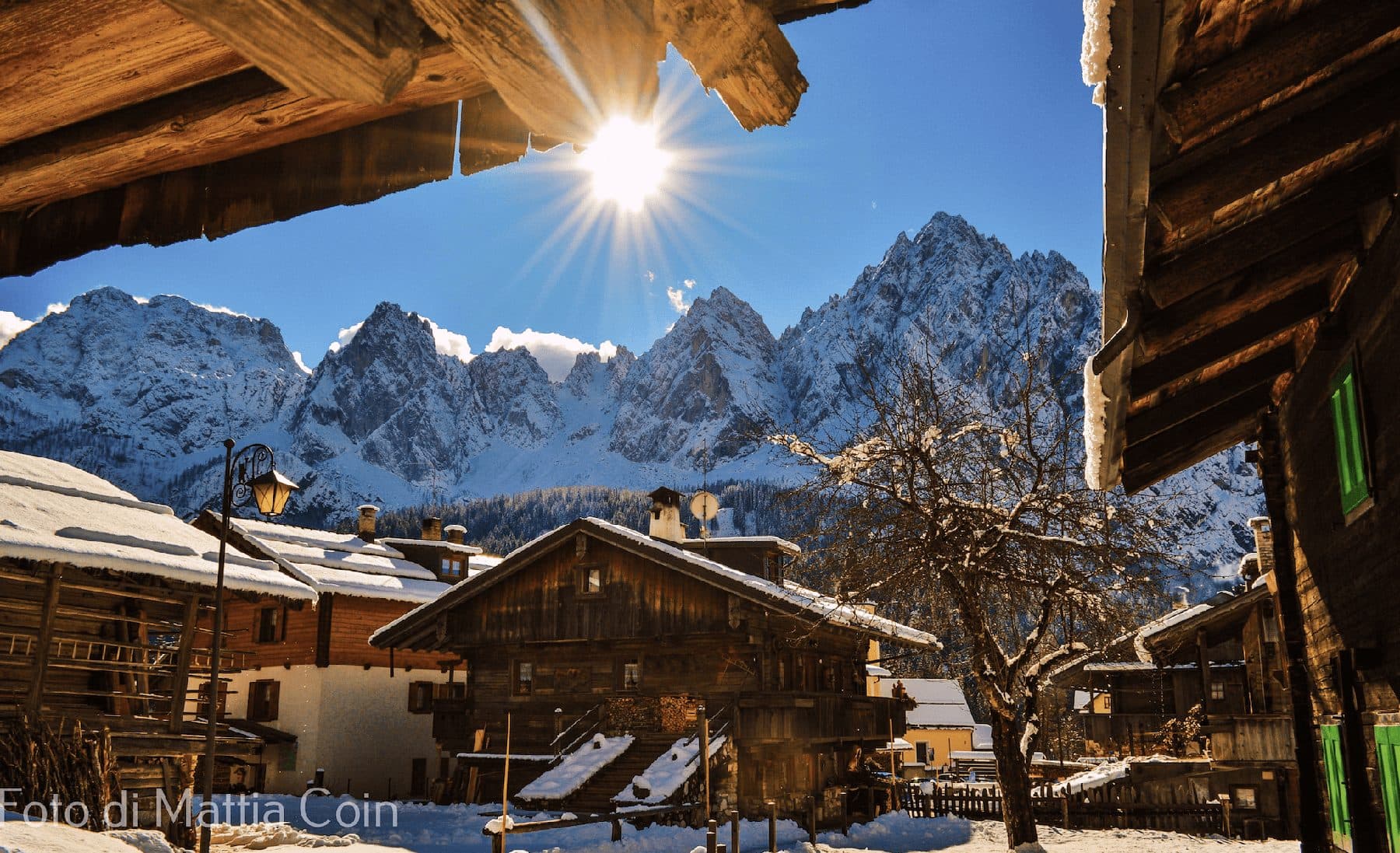 Le baite innevate di Sappada sotto le Dolomiti